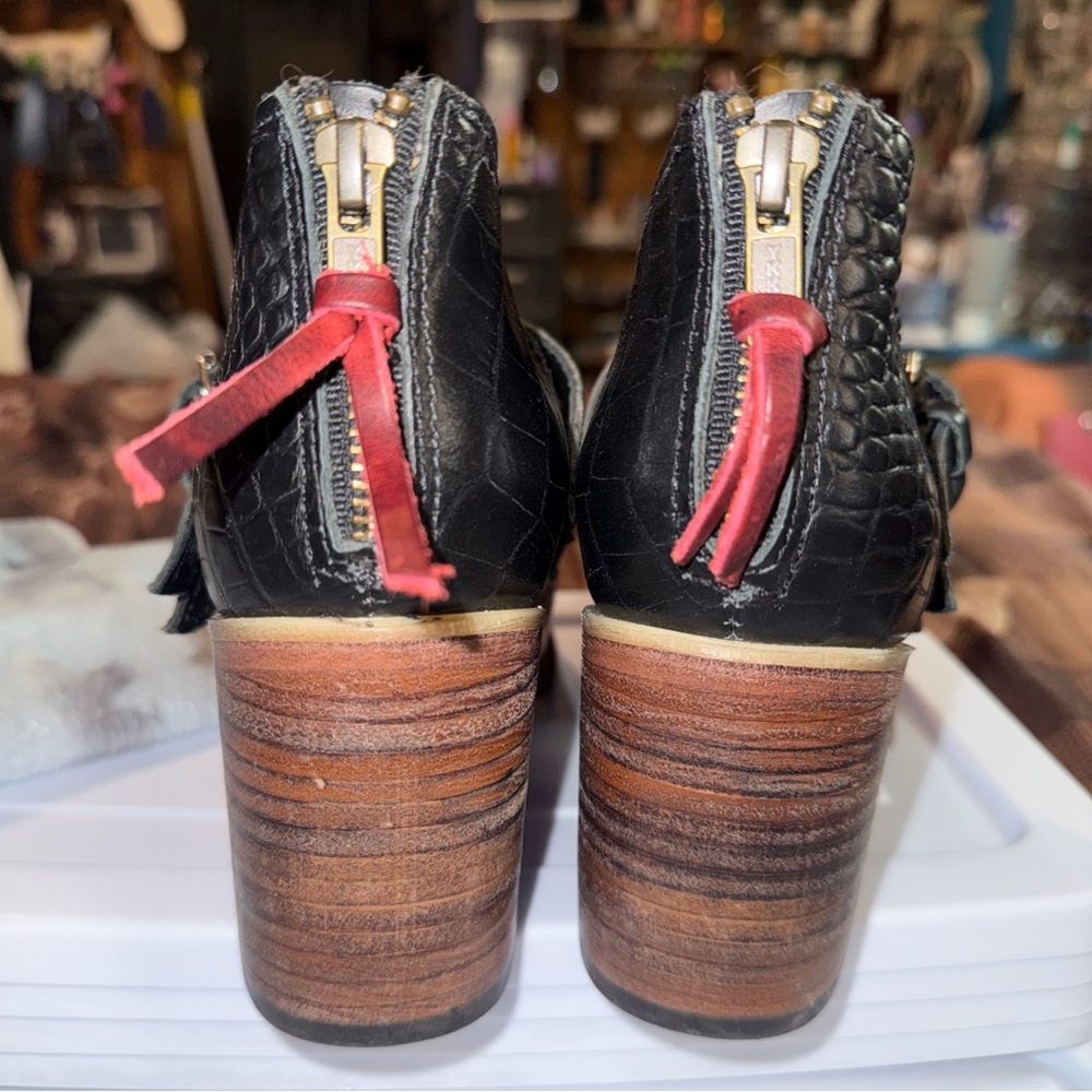 Freebird LEATHER Black Croc-Embossed MARY JANE Heels PUMPS 3 strap LIKE NEW - Picture 13 of 15